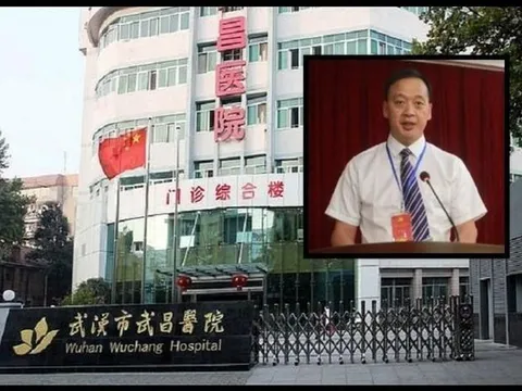 Giám đốc bệnh viện ở Vũ Hán tử vong vì virus COVID-19, khoảnh khắc người vợ chạy theo xe tang khiến người xung quanh đau xé lòng